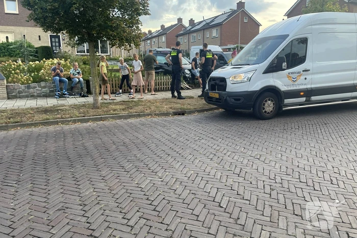 Auto belandt in tuin na aanrijding