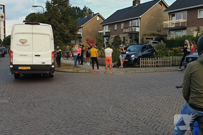 Auto belandt in tuin na aanrijding