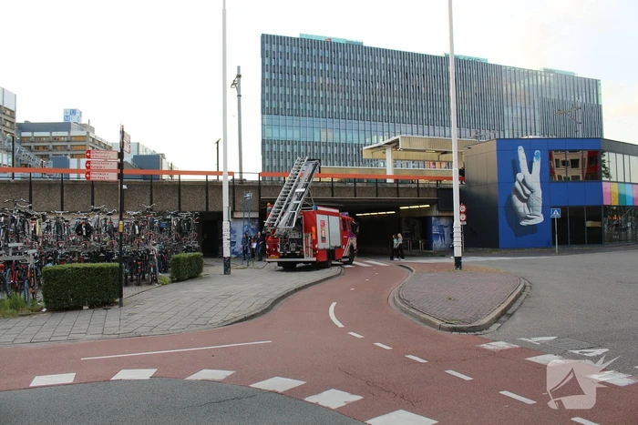 Scooter uitgebrand bij fietsenstalling