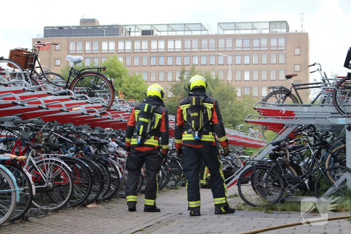 Scooter uitgebrand bij fietsenstalling