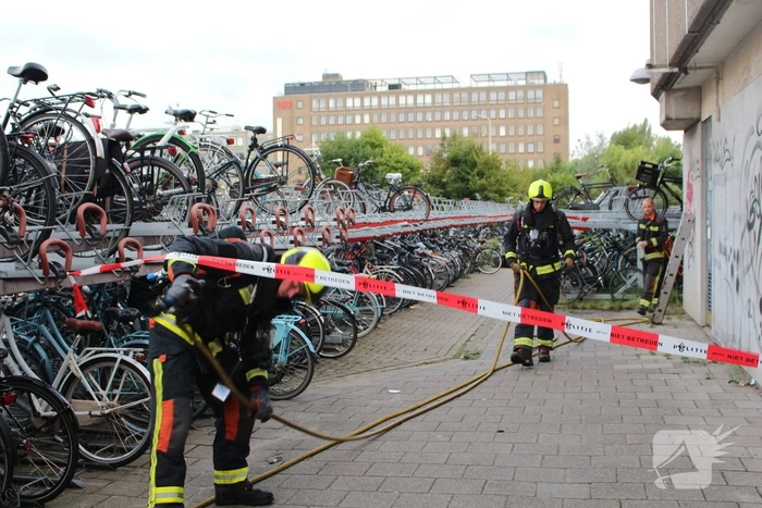 Scooter uitgebrand bij fietsenstalling