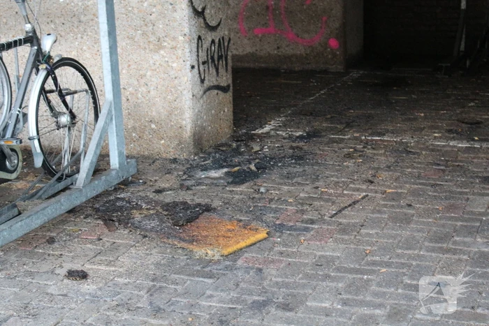 Scooter uitgebrand bij fietsenstalling