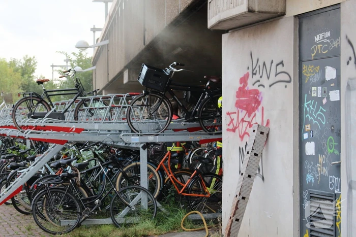 Scooter uitgebrand bij fietsenstalling