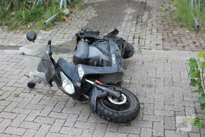 Scooter uitgebrand bij fietsenstalling