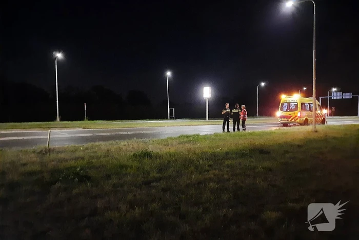 Scooterrijdster onderuit door glad wegdek