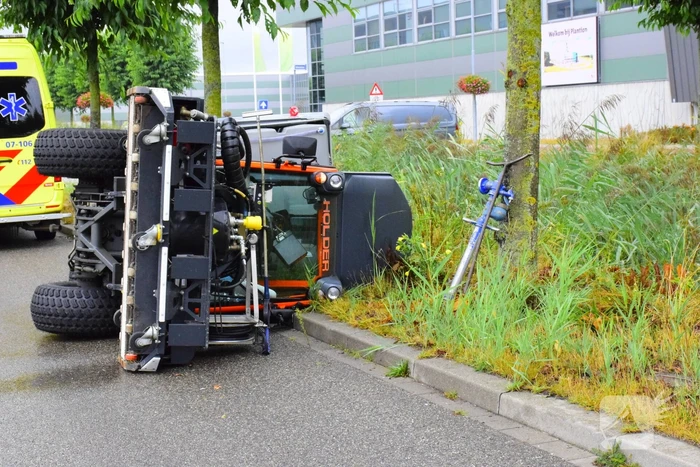 Onkruidverdelger kantelt tijdens werkzaamheden