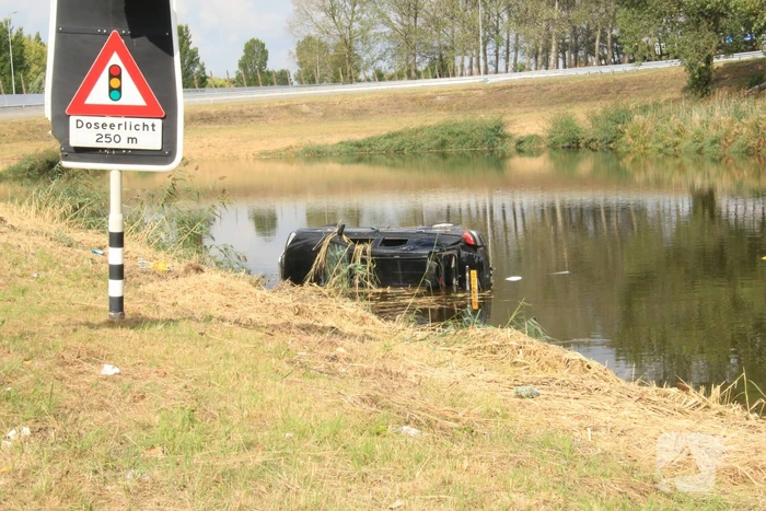 Auto belandt in het water bij ongeval