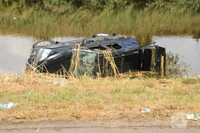 Auto belandt in het water bij ongeval