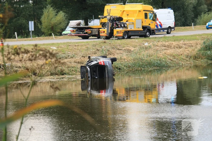 Auto belandt in het water bij ongeval