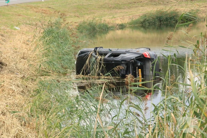 Auto belandt in het water bij ongeval