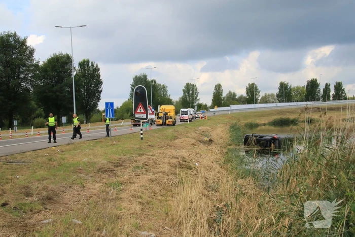 Auto belandt in het water bij ongeval
