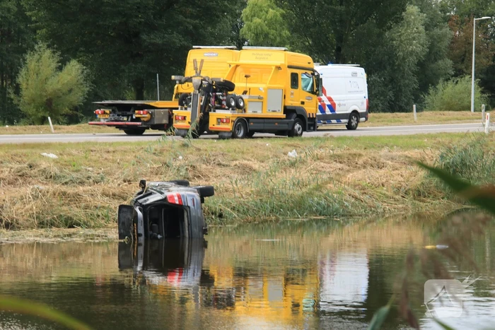 Auto belandt in het water bij ongeval