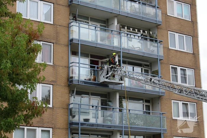 Brandweer blust brand op balkon van flat