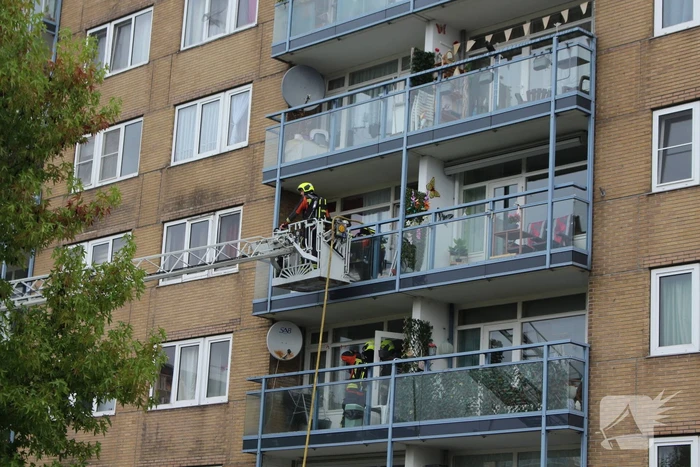 Brandweer blust brand op balkon van flat