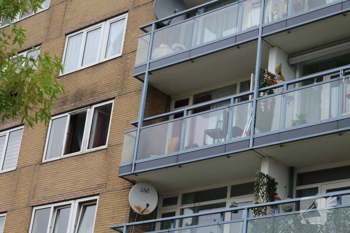 Brandweer blust brand op balkon van flat