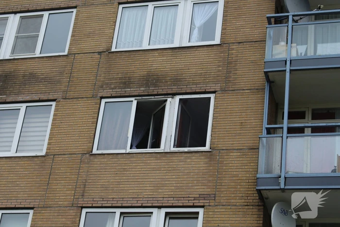 Brandweer blust brand op balkon van flat