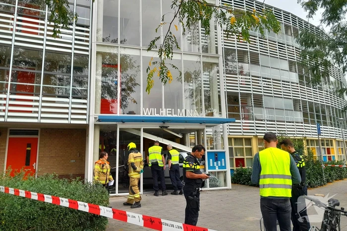 Bestuurster ramt met auto entree flatgebouw