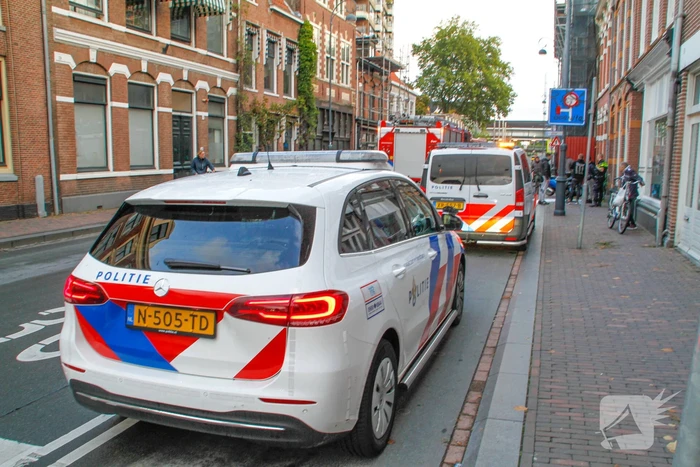 Omstanders blussen brandende scooter