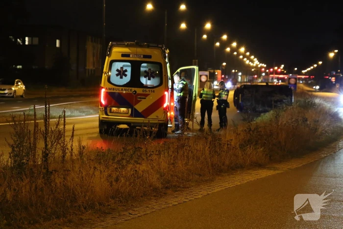 Personenauto belandt op zijn zijkant