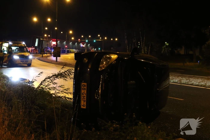 Personenauto belandt op zijn zijkant