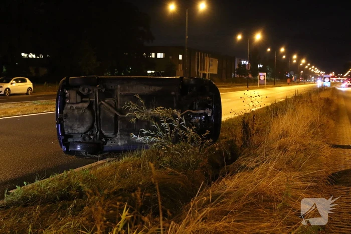 Personenauto belandt op zijn zijkant