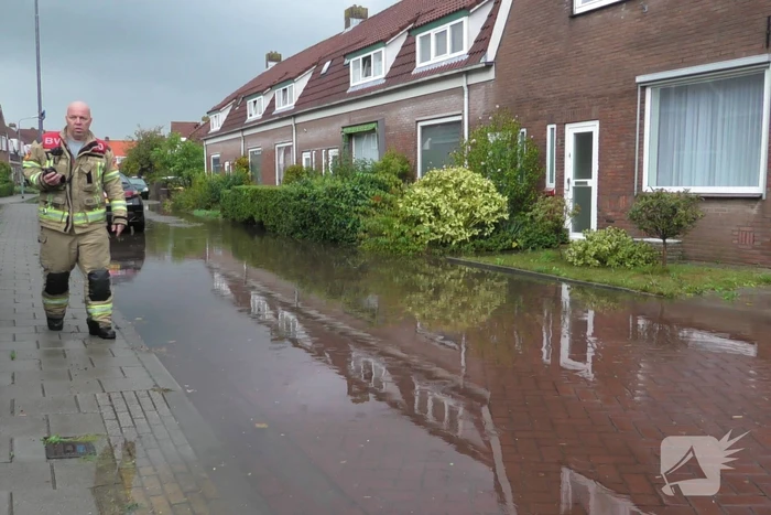 Woonwijk onder water door regenval