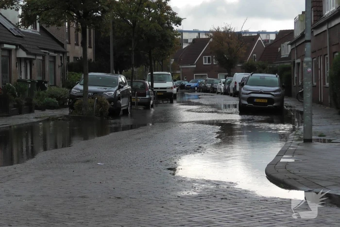 Woonwijk onder water door regenval