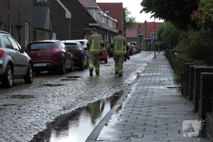 Woonwijk onder water door regenval