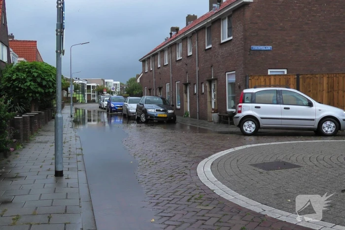 Woonwijk onder water door regenval
