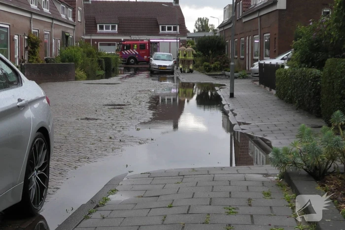 Woonwijk onder water door regenval