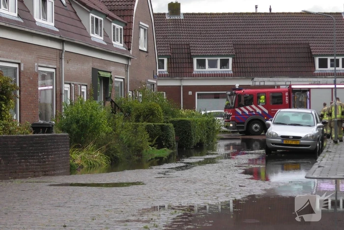 Woonwijk onder water door regenval