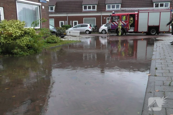 Woonwijk onder water door regenval
