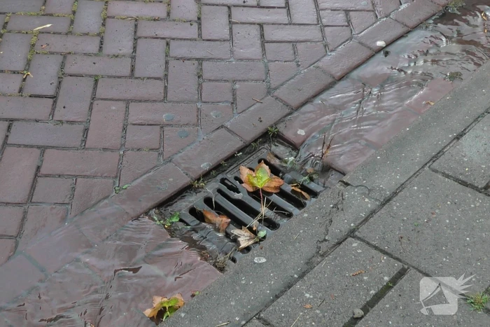 Woonwijk onder water door regenval