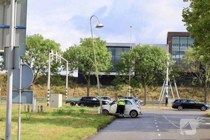 Automobiliste raakt van de weg en ramt lantaarnpaal