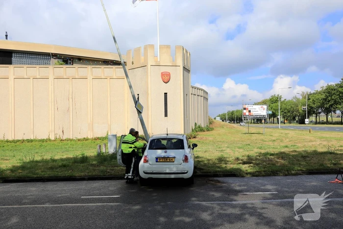 Automobiliste raakt van de weg en ramt lantaarnpaal