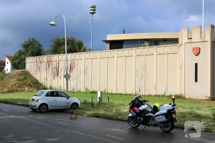 Automobiliste raakt van de weg en ramt lantaarnpaal