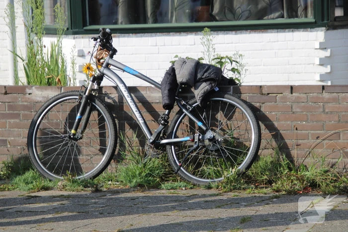 Fietser en automobilist in botsing