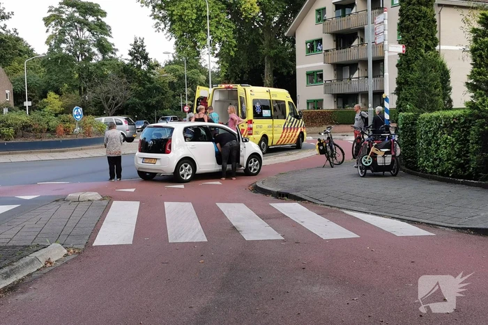 Fietser gewond bij botsing op rotonde