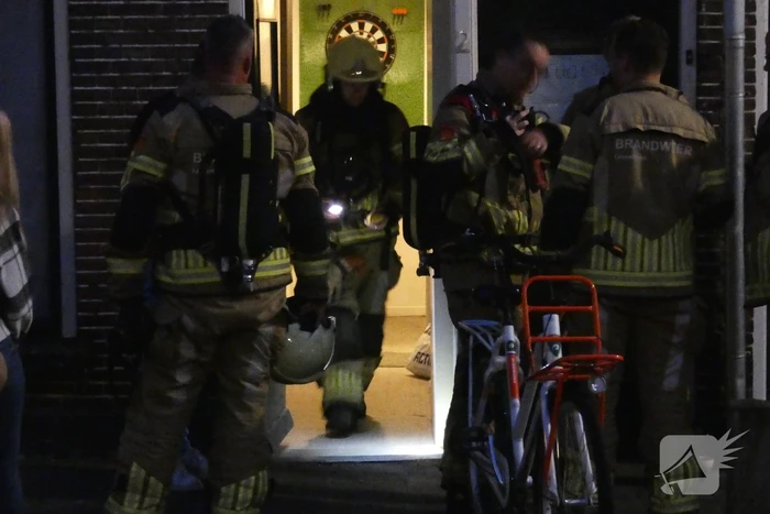 Brandweer verricht metingen naar CO in woning