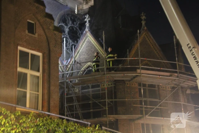 Overleden persoon aangetroffen op dak van kerk