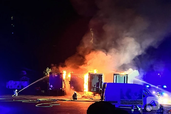 Meerdere trailers verwoest vanwege brand