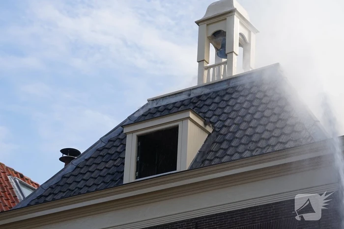 Grote brand op dak van woning