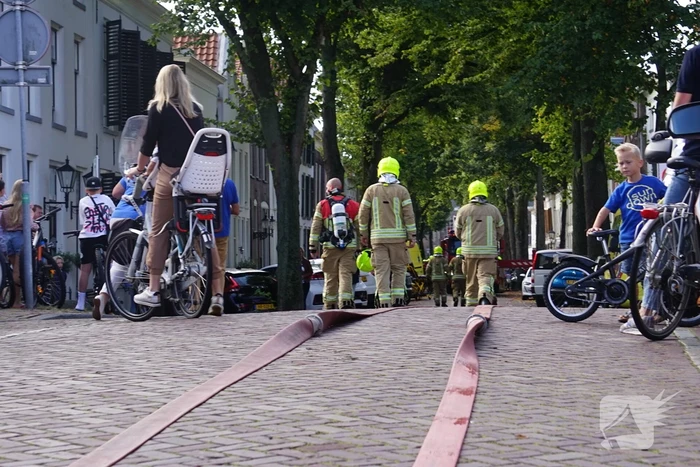 Grote brand op dak van woning