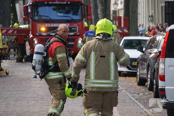 Grote brand op dak van woning