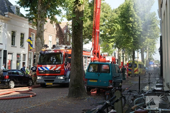 Grote brand op dak van woning