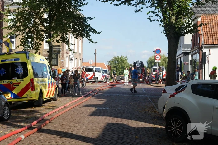 Grote brand op dak van woning