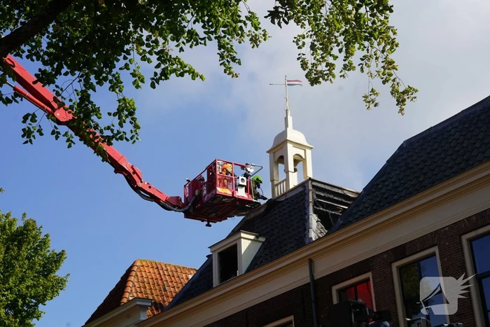 Grote brand op dak van woning