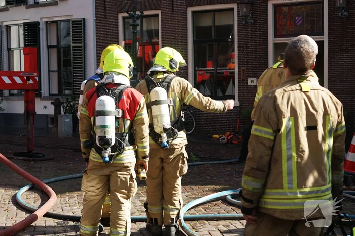 Grote brand op dak van woning