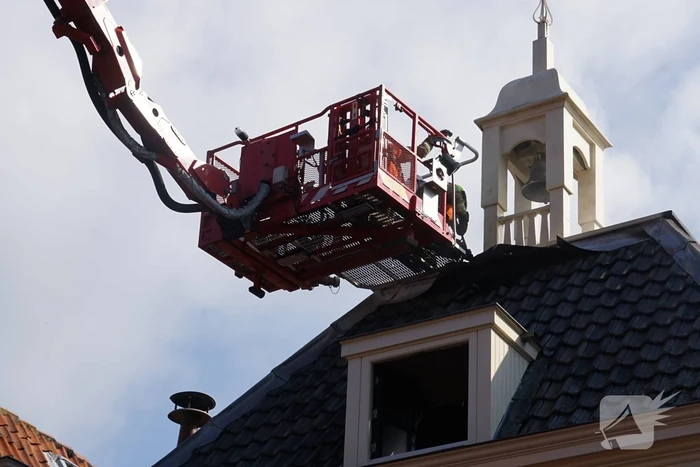 Grote brand op dak van woning