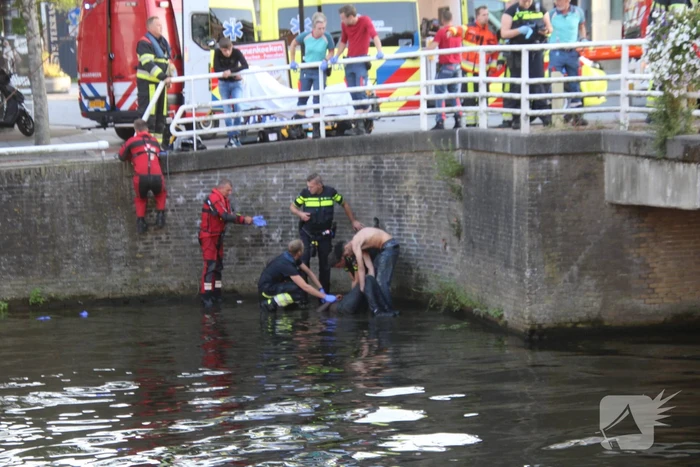 Twee zwaargewonden aangetroffen, één persoon raakt te water